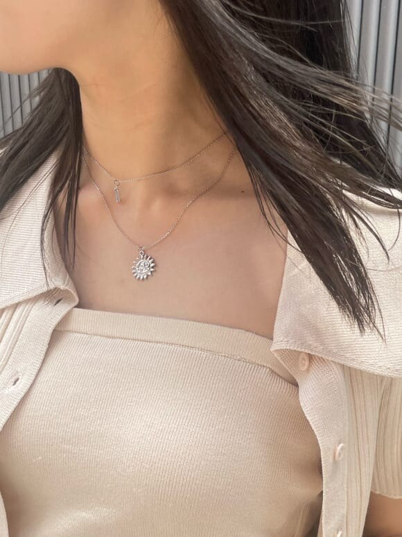 ブラック系のサンダル、ブルー系のデニムパンツ、ホワイト系のニット/セーターを着用したレディースの夏コーディネートの6枚目の写真