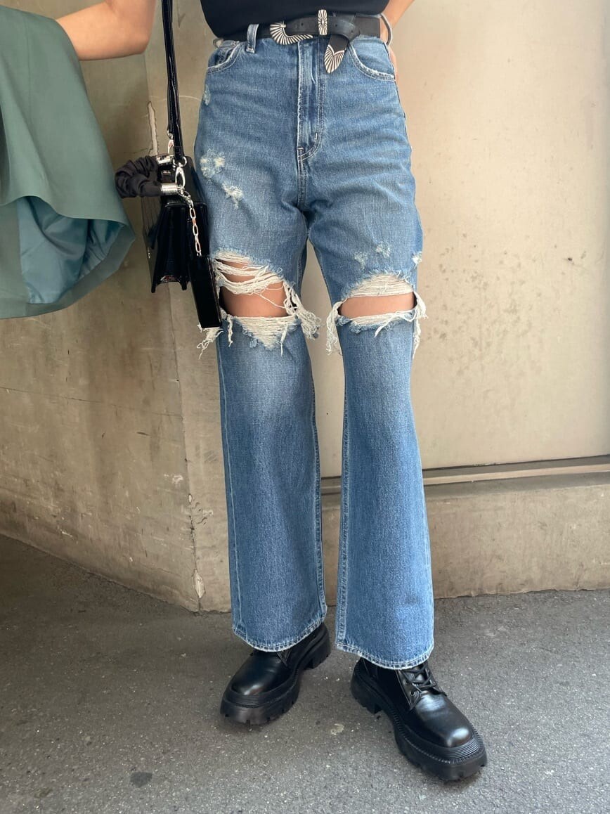 ブラック系のブーツ、ブルー系のデニムパンツ、ブラック系のTシャツ/カットソーを着用したレディースの春コーディネートの9枚目の写真