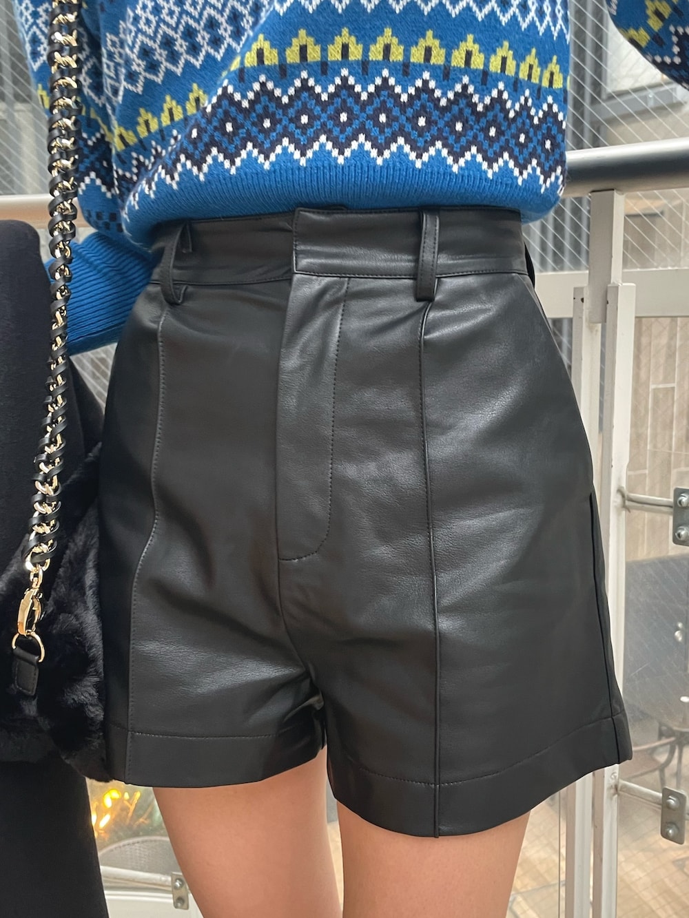 ブラック系のブーツ、ブラック系のその他パンツ、ブラック系のショルダーバッグを着用したレディースの冬コーディネートの8枚目の写真