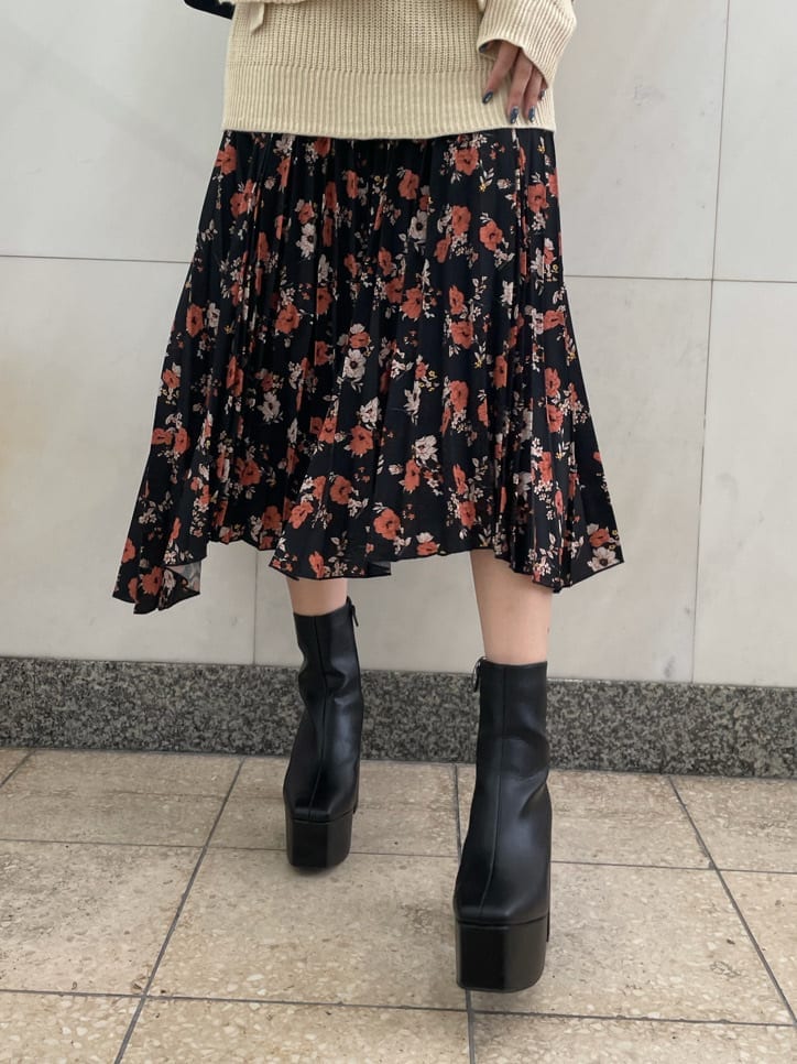 ブラック系のショルダーバッグ、ホワイト系のニット/セーター、ブラック系のスカートを着用したレディースの秋コーディネートの6枚目の写真