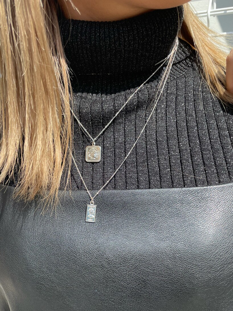 グレー系のテーラードジャケット、ブラック系のタンクトップ、ブラック系のサンダルを着用したレディースの春コーディネートの6枚目の写真