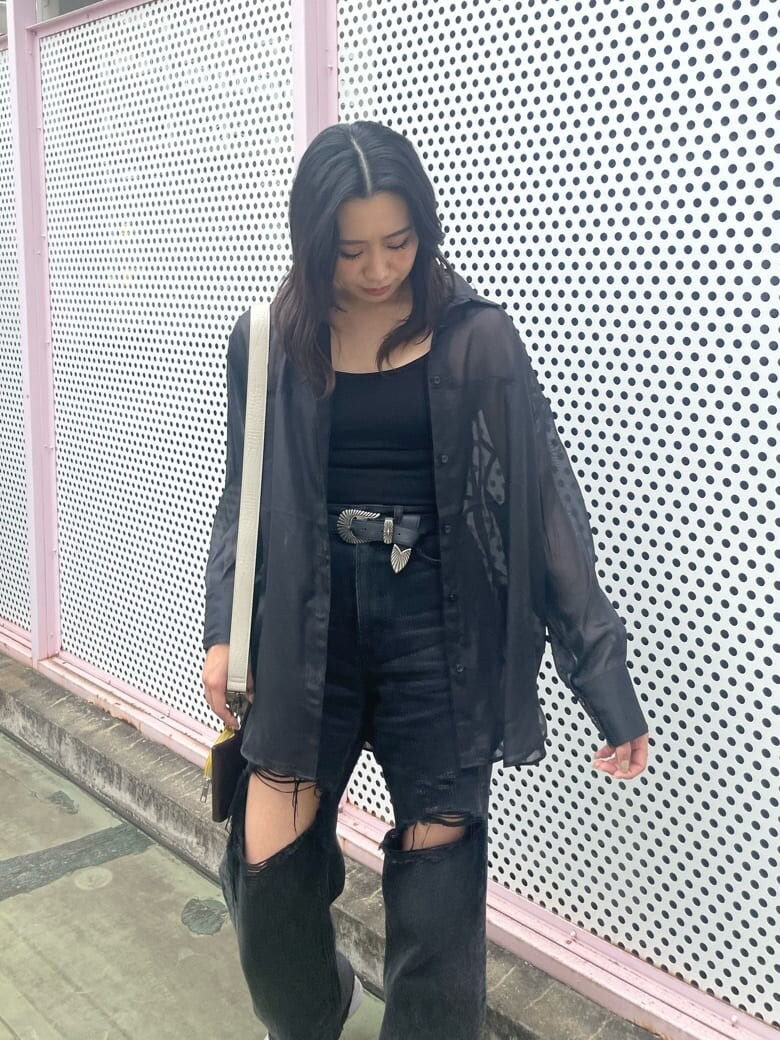 ブラック系のデニムパンツ、ブラック系のキャミソール、ブラック系のシャツ/ブラウスを着用したレディースの夏コーディネートの3枚目の写真