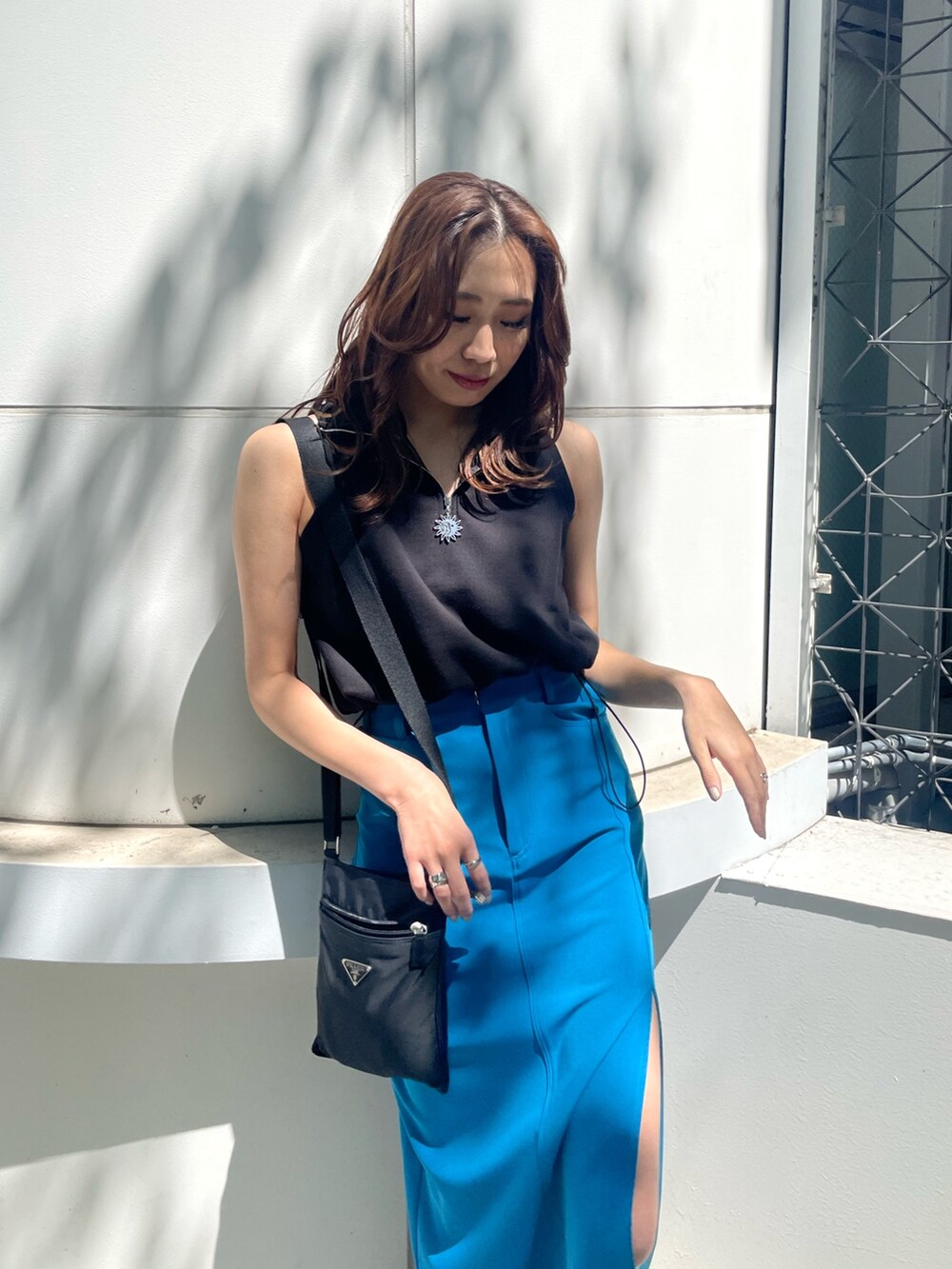 ブラック系のタンクトップ、ブラック系のスニーカーを着用したレディースの春コーディネートの5枚目の写真