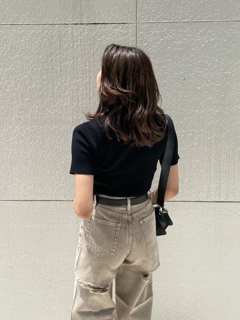 ブラック系のサンダル、ベージュ系のデニムパンツ、ブラック系のニット/セーターを着用したレディースの夏コーディネートの4枚目の写真