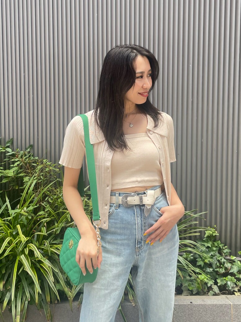 ブラック系のサンダル、ブルー系のデニムパンツ、ホワイト系のニット/セーターを着用したレディースの夏コーディネートの4枚目の写真