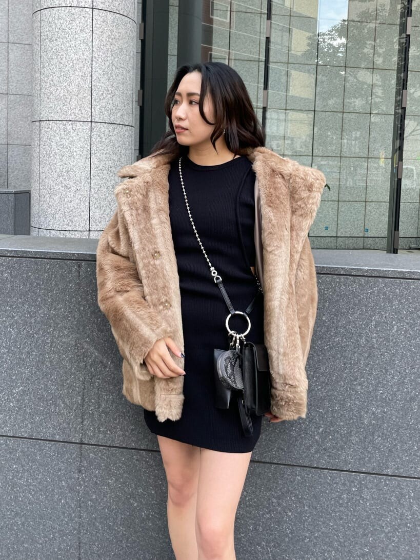 ベージュ系のその他アウター、ブラック系のハンドバッグ、ブラック系のブーツを着用したレディースの冬コーディネートの4枚目の写真