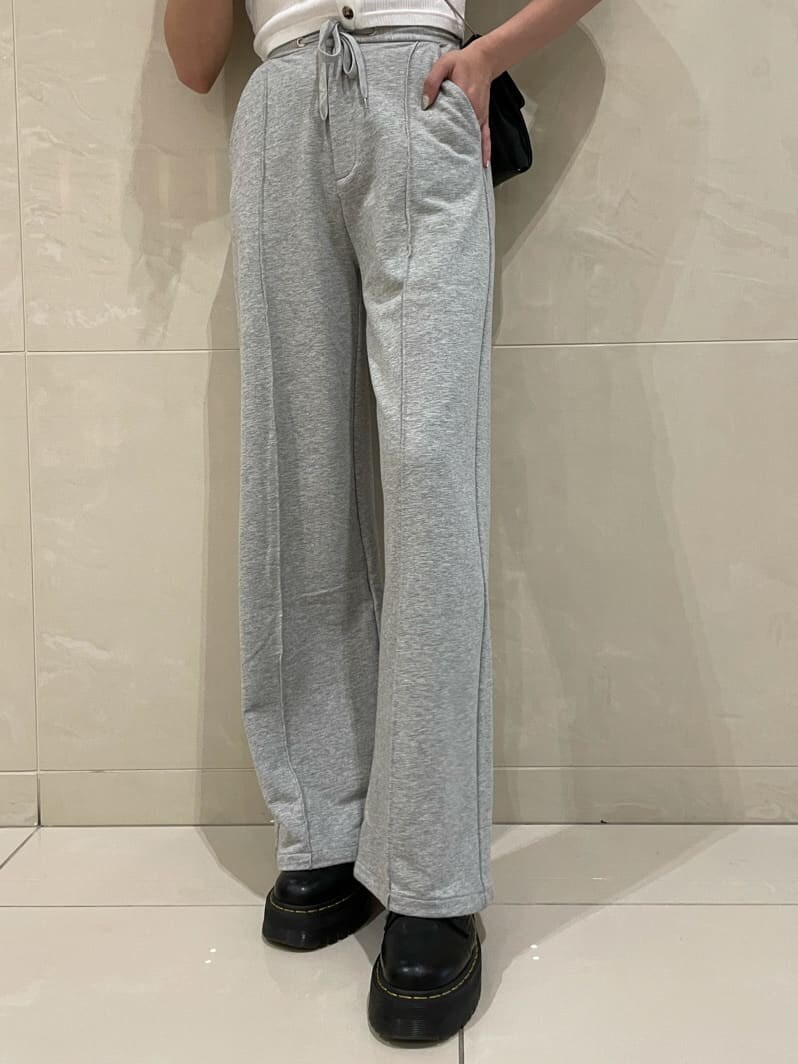 グレー系のスウェットパンツ、ホワイト系のタンクトップ、シルバー系のネックレスを着用したレディースの夏コーディネートの4枚目の写真