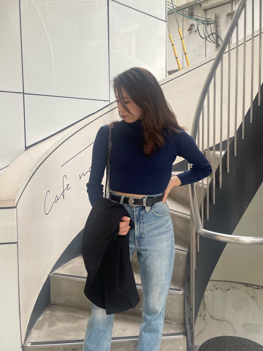 ブラック系のブーツ、ブラック系のテーラードジャケット、ブラック系のハンドバッグを着用したレディースの秋コーディネートの7枚目の写真