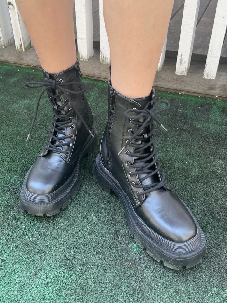 ブラック系のブーツ、ブラック系のその他パンツ、ブラック系のTシャツ/カットソーを着用したレディースの春コーディネートの8枚目の写真