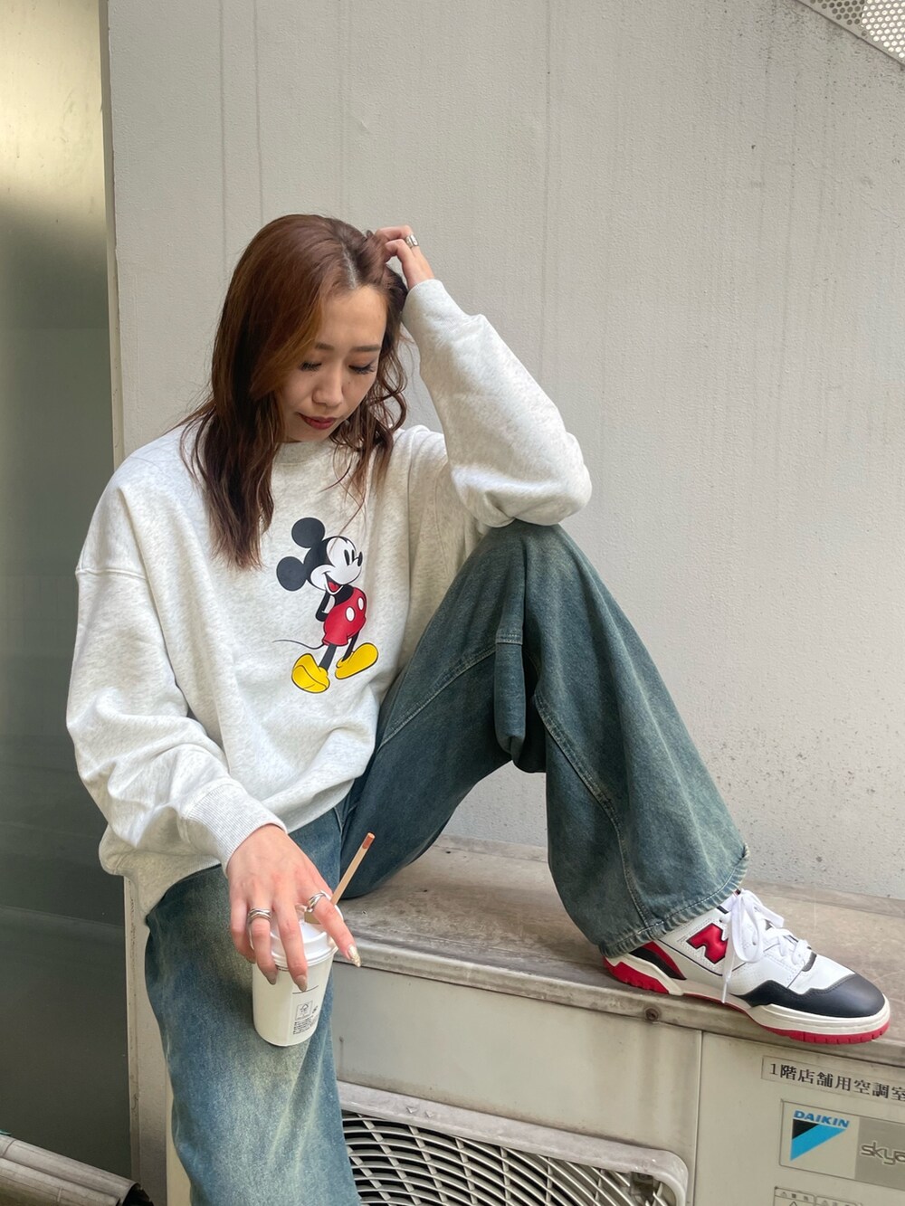 グレー系のスウェットを着用したレディースの夏コーディネートの2枚目の写真