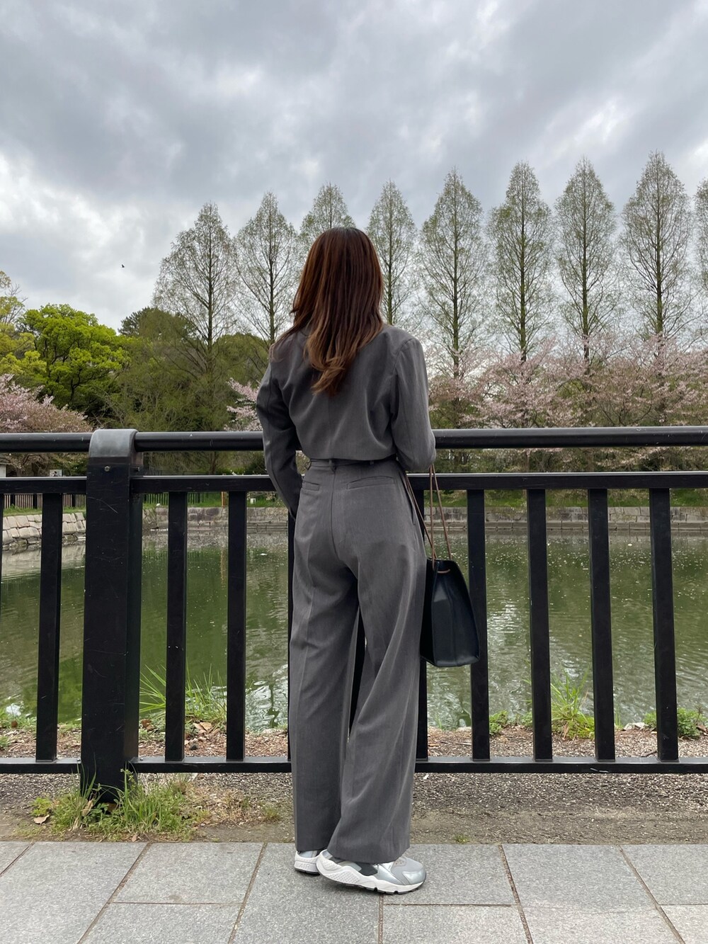 グレー系のテーラードジャケット、ホワイト系のTシャツ/カットソー、グレー系のその他パンツを着用したレディースの春コーディネートの3枚目の写真