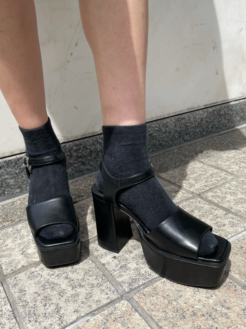 ホワイト系のシャツ/ブラウス、ブラック系のサンダル、シルバー系のネックレスを着用したレディースの春コーディネートの8枚目の写真