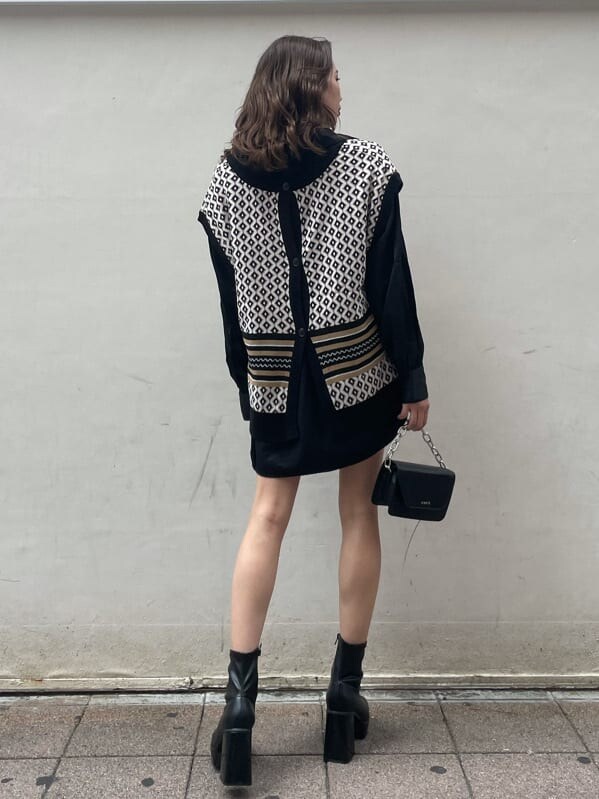 ブラック系のシャツ/ブラウス、ブラック系のブーツ、シルバー系のネックレスを着用したレディースの秋コーディネートの2枚目の写真