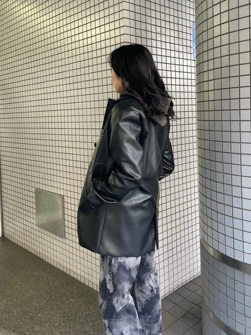 ブラック系のテーラードジャケット、ベージュ系のブーツ、ブラック系のデニムパンツを着用したレディースの春コーディネートの8枚目の写真