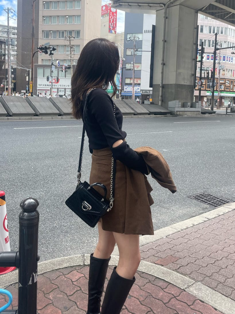 ブラック系のブーツ、ブラック系のTシャツ/カットソー、ブラウン系のテーラードジャケットを着用したレディースの秋コーディネートの5枚目の写真