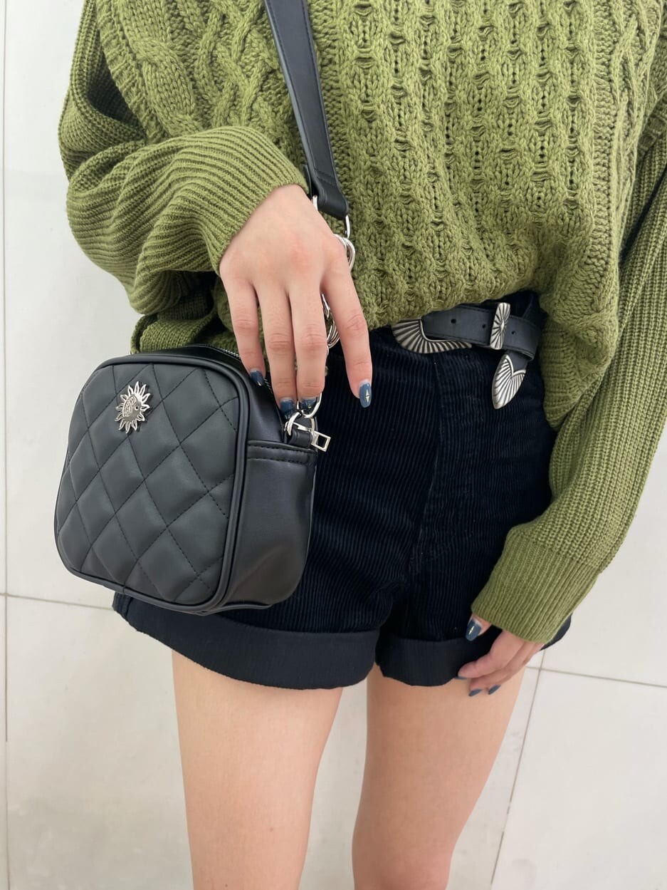 ベージュ系のニット/セーター、ブラック系のブーツ、ブラック系のショルダーバッグを着用したレディースの秋コーディネートの4枚目の写真