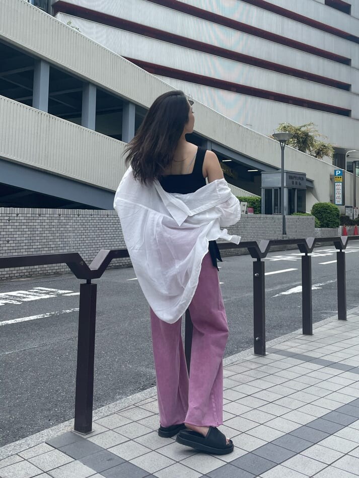 ブラック系のTシャツ/カットソー、ピンク系のデニムパンツ、ホワイト系のシャツ/ブラウスを着用したレディースの夏コーディネートの2枚目の写真