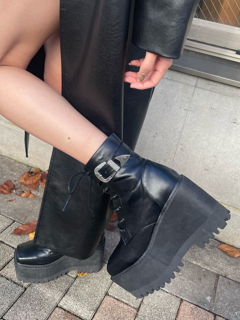 ホワイト系のニット/セーター、ホワイト系のその他パンツ、ブラック系のハンドバッグを着用したレディースの冬コーディネートの8枚目の写真