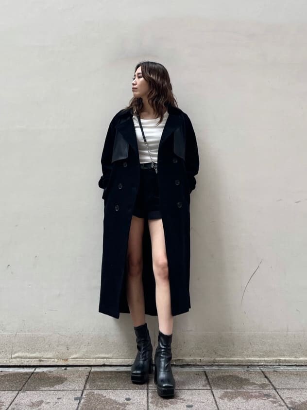 ホワイト系のTシャツ/カットソー、ブラック系のその他パンツ、ブラック系のトレンチコートを着用したレディースの秋コーディネートの5枚目の写真