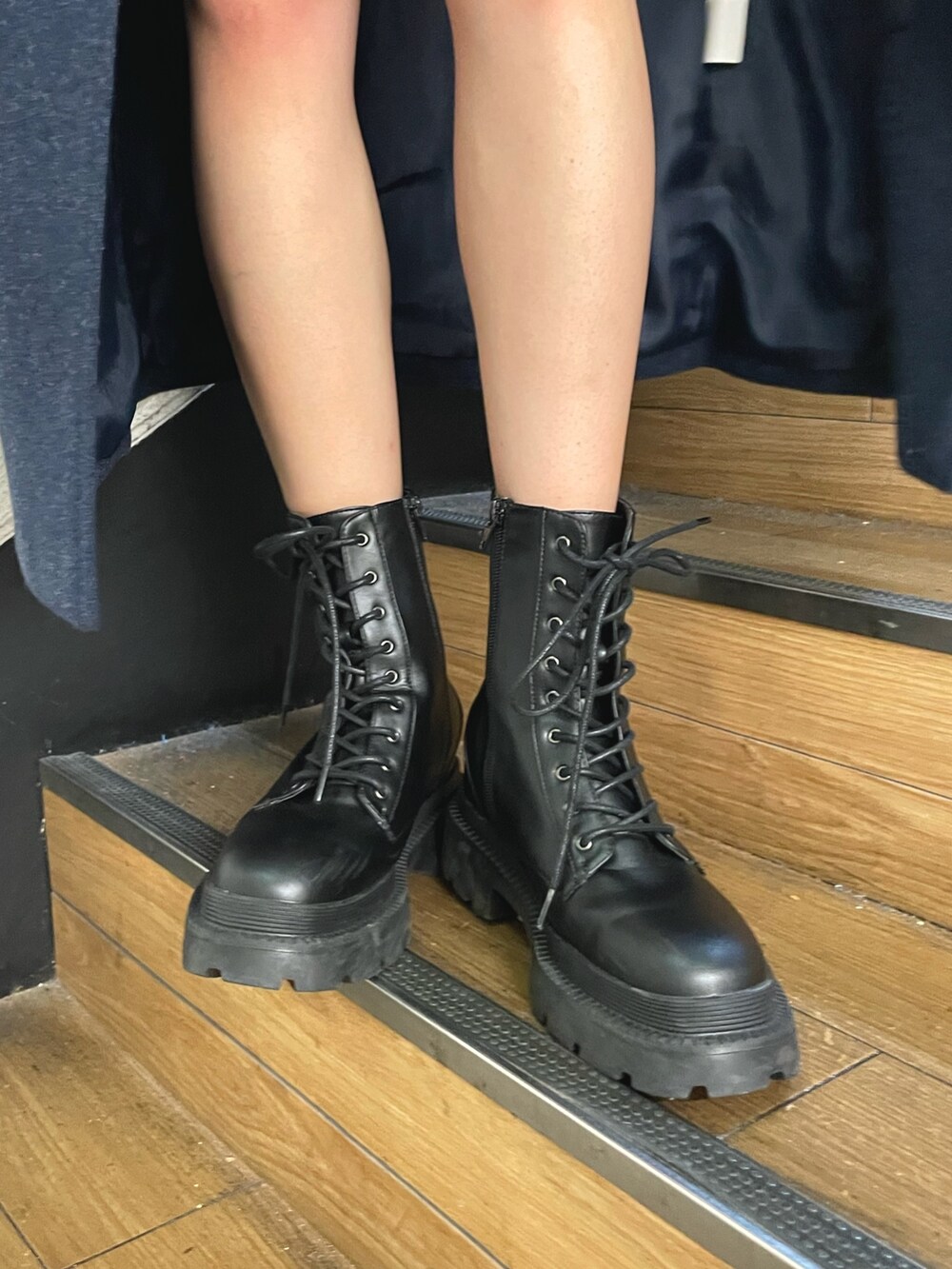 ブラック系のブーツ、ホワイト系のスウェット、ブルー系のその他アウターを着用したレディースの冬コーディネートの10枚目の写真