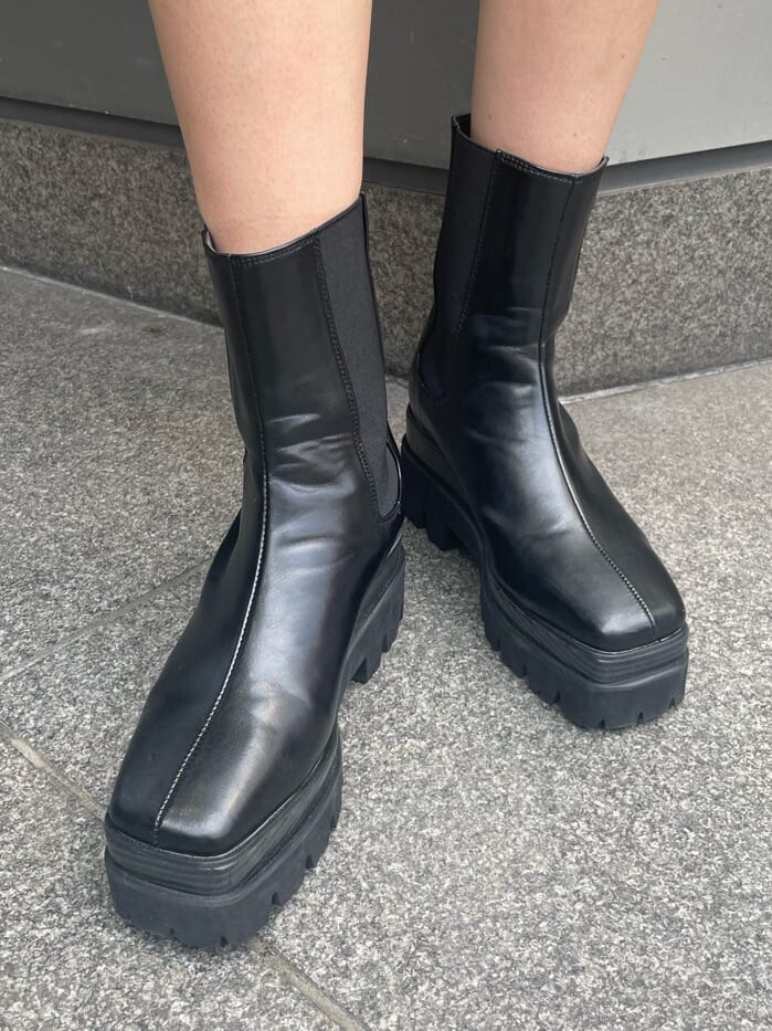 ブルー系のニット/セーター、ブラック系のブーツ、ブラック系のその他パンツを着用したレディースの夏コーディネートの8枚目の写真