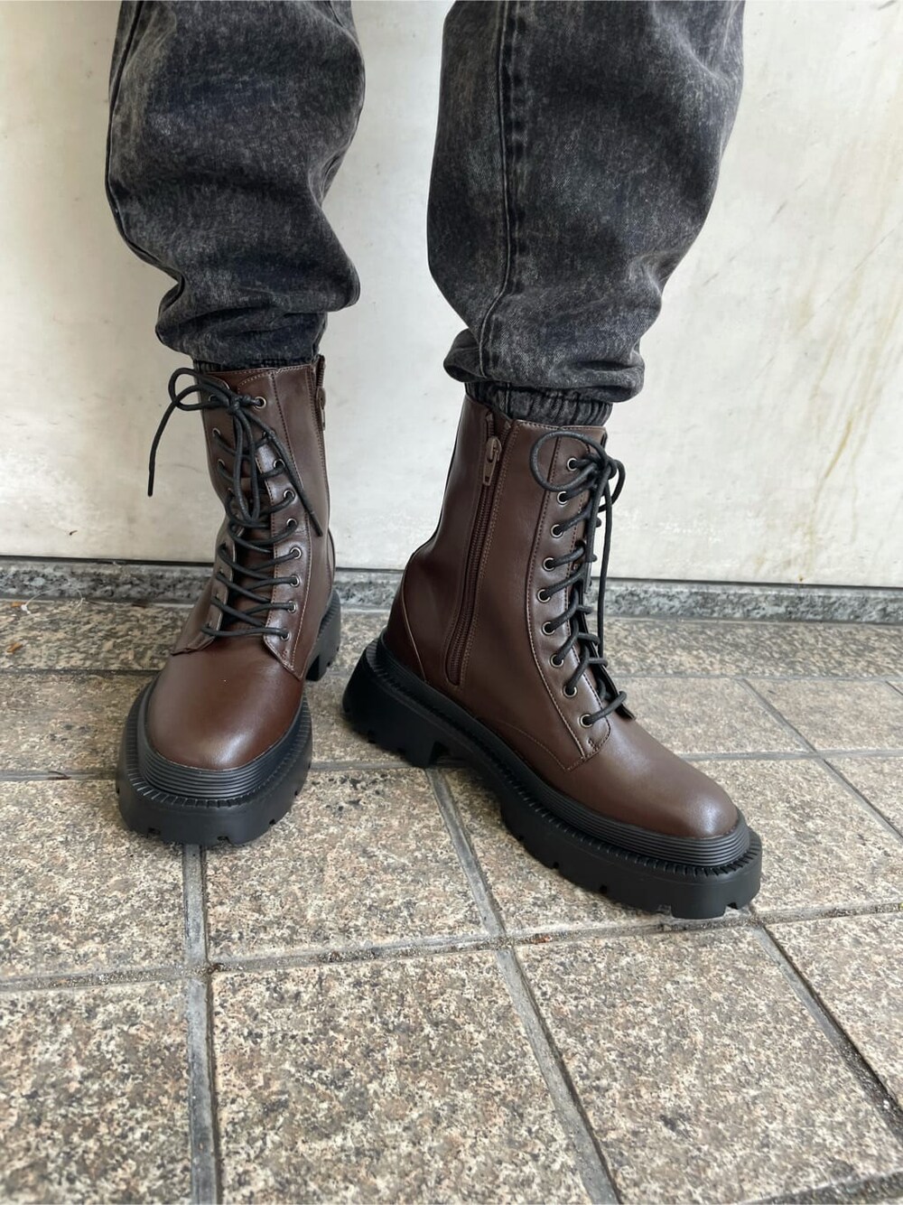 ブラック系のTシャツ/カットソー、ブラウン系のブーツ、ブラック系のデニムパンツを着用したレディースの夏コーディネートの8枚目の写真