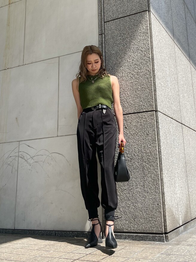 ブラック系のパンプス、ブラック系のその他パンツ、ブラック系のハンドバッグを着用したレディースの春コーディネートの4枚目の写真