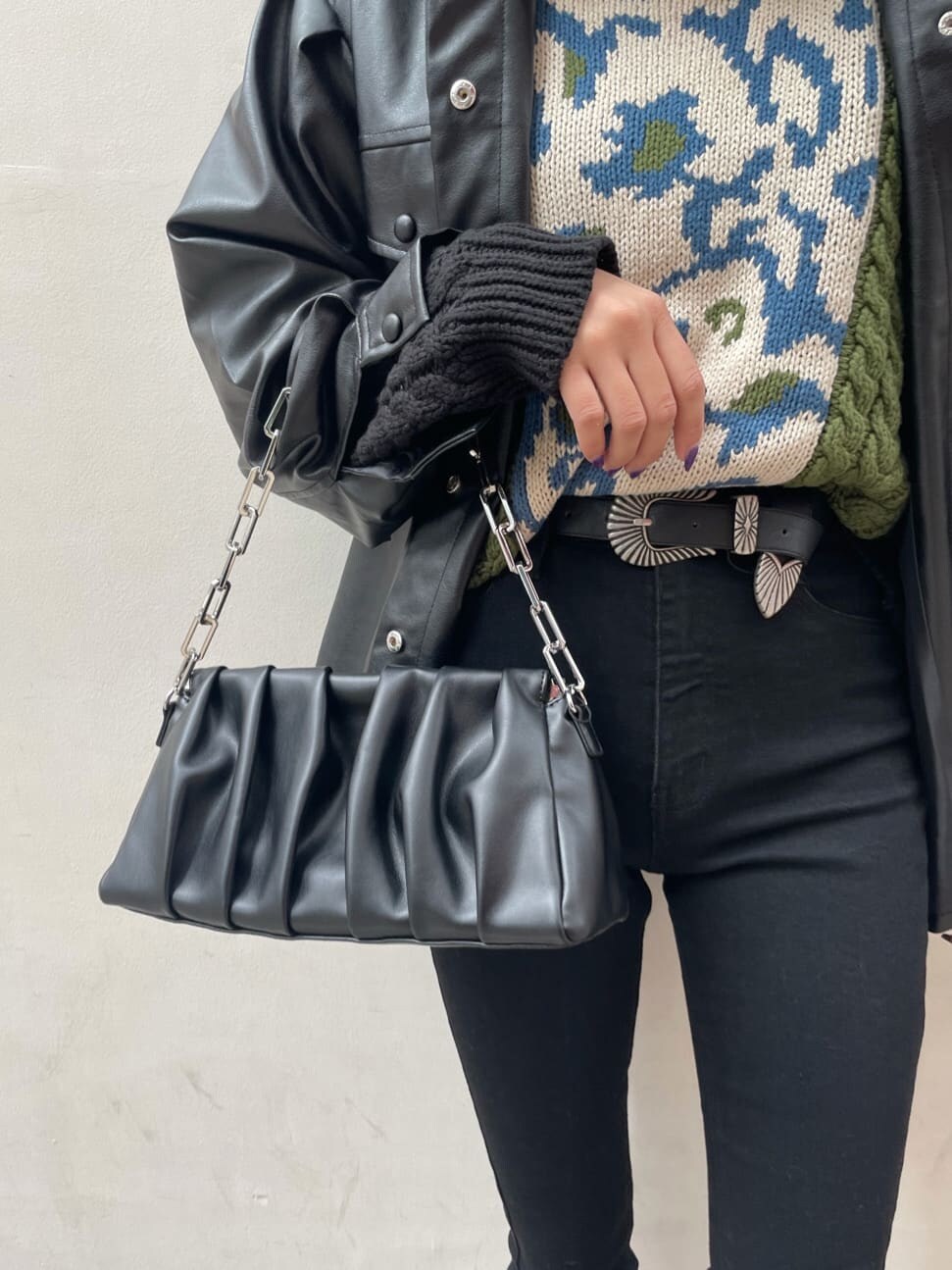 ブラック系のテーラードジャケット、ブラック系のショルダーバッグ、ブラック系のブーツを着用したレディースの冬コーディネートの8枚目の写真