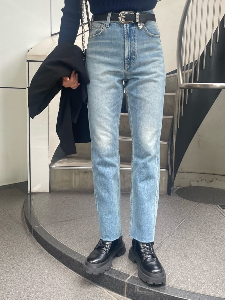 ブラック系のブーツ、ブラック系のテーラードジャケット、ブラック系のハンドバッグを着用したレディースの秋コーディネートの9枚目の写真