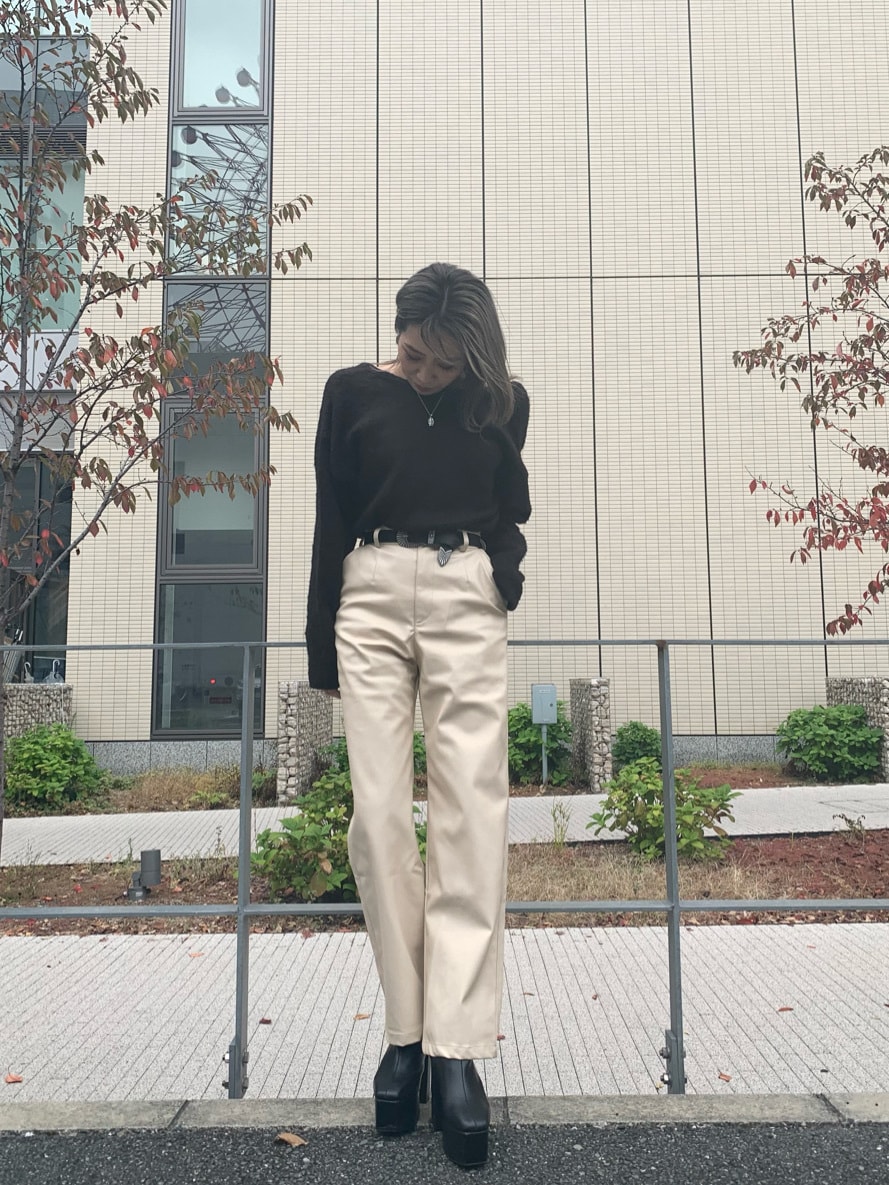 ブラック系のニット/セーター、ホワイト系のその他パンツ、ブラック系のベルトを着用したレディースの秋コーディネートの3枚目の写真