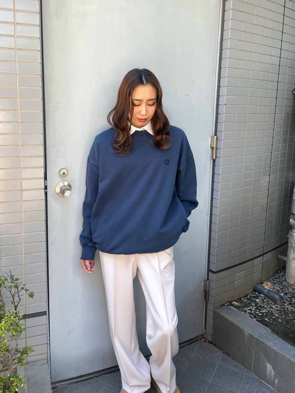 ブルー系のスウェット、ホワイト系のシャツ/ブラウス、ホワイト系のその他パンツを着用したレディースの冬コーディネートの5枚目の写真