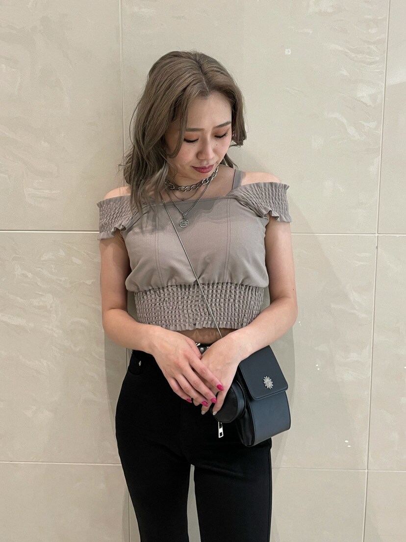 ベージュ系のシャツ/ブラウス、ブラック系のサンダル、ブラック系のデニムパンツを着用したレディースの春コーディネートの4枚目の写真