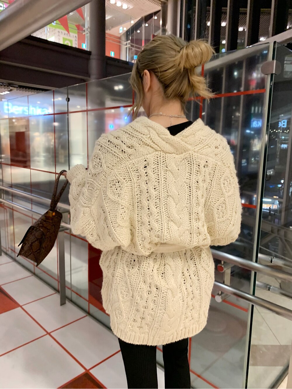 その他のハンドバッグ、ホワイト系のカーディガン/ボレロ、ブラック系のレギンス/スパッツを着用したレディースの秋コーディネートの3枚目の写真