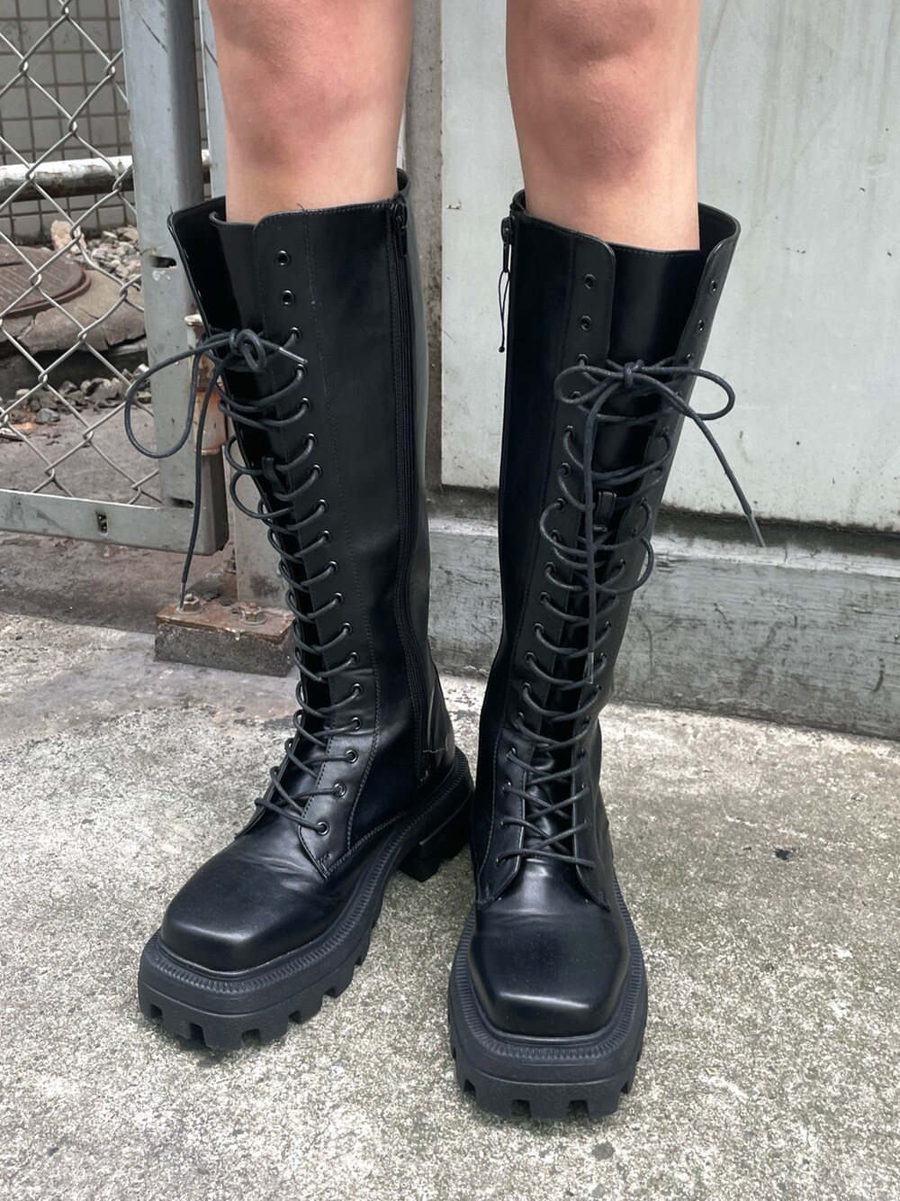 ブラック系のニット/セーター、ブラック系のその他パンツ、ホワイト系のハンドバッグを着用したレディースの冬コーディネートの7枚目の写真