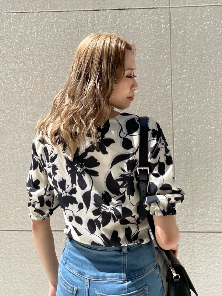 ブラック系のショルダーバッグ、ブルー系のデニムパンツ、ホワイト系のシャツ/ブラウスを着用したレディースの春コーディネートの4枚目の写真