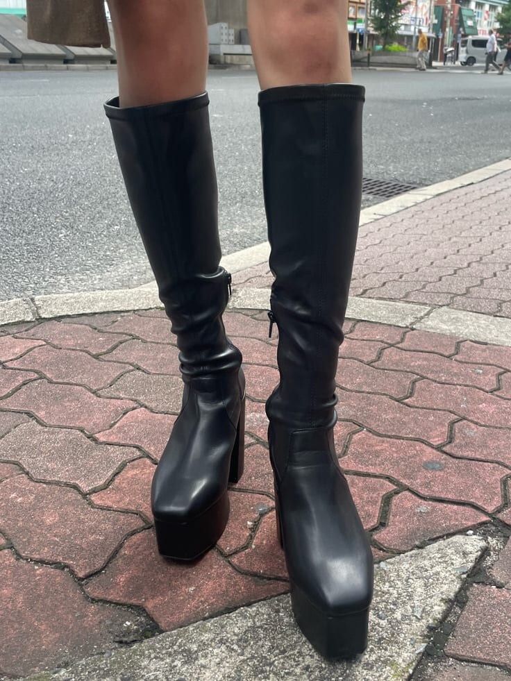 ブラック系のブーツ、ブラック系のTシャツ/カットソー、ブラウン系のテーラードジャケットを着用したレディースの秋コーディネートの9枚目の写真