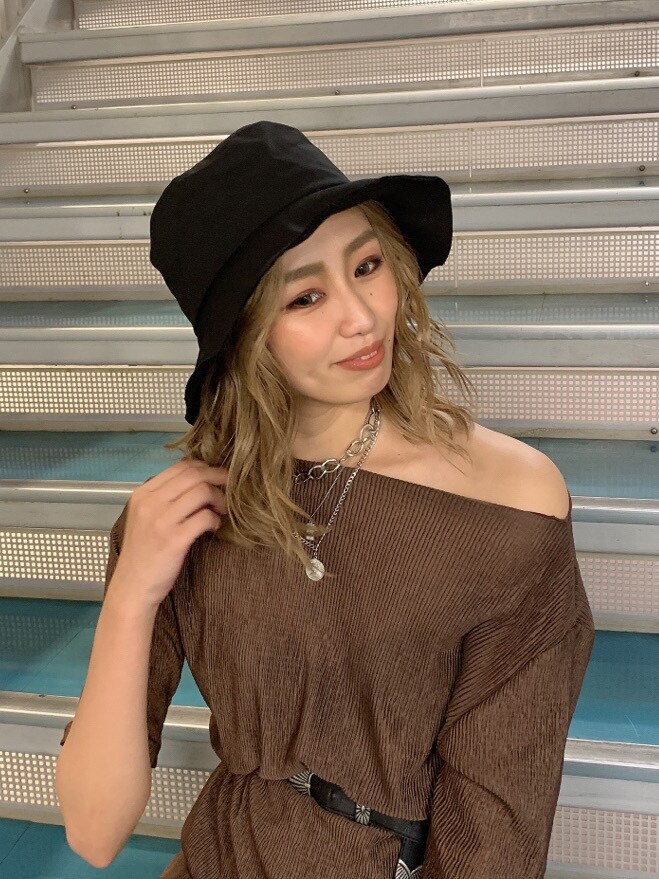 ブラウン系のTシャツ/カットソー、ブラウン系のその他パンツ、シルバー系のネックレスを着用したレディースの秋コーディネートの2枚目の写真