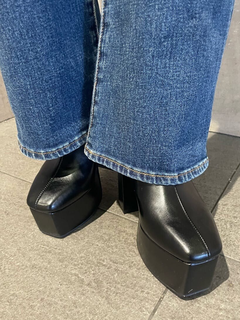 ブルー系のMA-1、ブラック系のブーツ、ブルー系のデニムパンツを着用したレディースの秋コーディネートの10枚目の写真