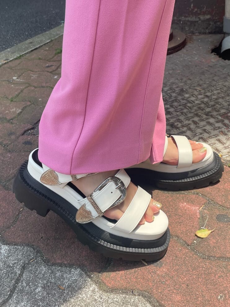 ピンク系のその他パンツ、ブラック系のシャツ/ブラウス、ホワイト系のキャミソールを着用したレディースの夏コーディネートの6枚目の写真