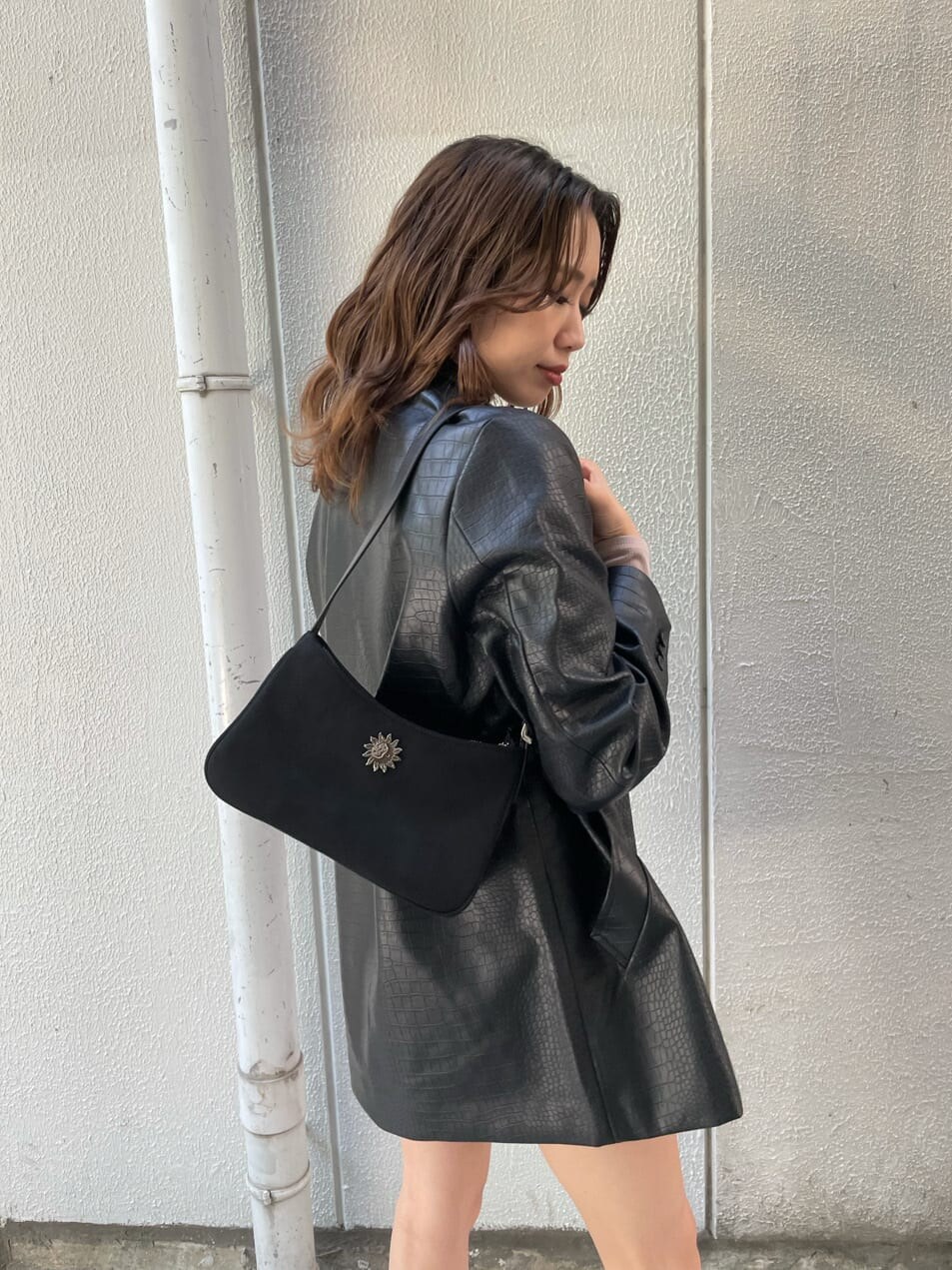 ブラック系のブーツ、ブラック系のショルダーバッグ、ブラック系のその他パンツを着用したレディースの秋コーディネートの4枚目の写真