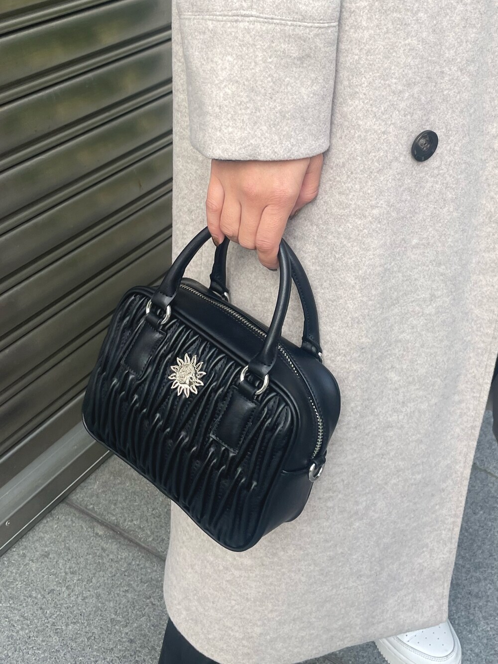 グレー系のTシャツ/カットソー、ホワイト系のショルダーバッグ、ホワイト系のその他アウターを着用したレディースの秋コーディネートの6枚目の写真