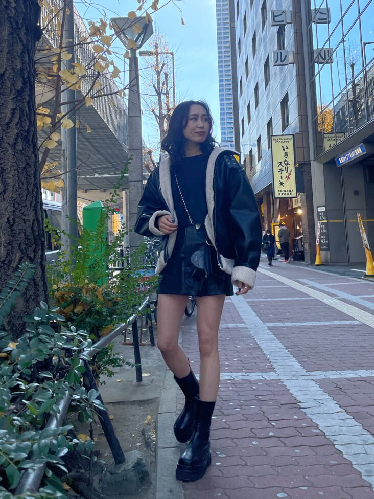 ブラック系のブーツ、ブラック系のハンドバッグ、ブラック系のブルゾンを着用したレディースの冬コーディネートの7枚目の写真