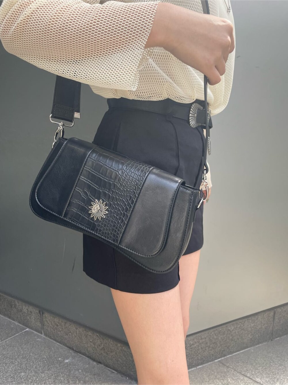 ブラック系のブーツ、ブラック系のその他パンツ、ホワイト系のTシャツ/カットソーを着用したレディースの春コーディネートの8枚目の写真