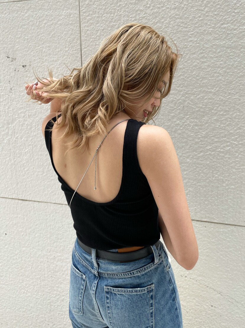 ホワイト系のシャツ/ブラウス、ブラック系のサンダル、ブルー系のデニムパンツを着用したレディースの夏コーディネートの4枚目の写真