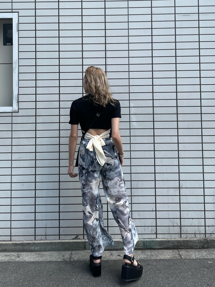 ブラック系のその他パンツ、ブラック系のサンダル、ブラック系のTシャツ/カットソーを着用したレディースの春コーディネートの4枚目の写真