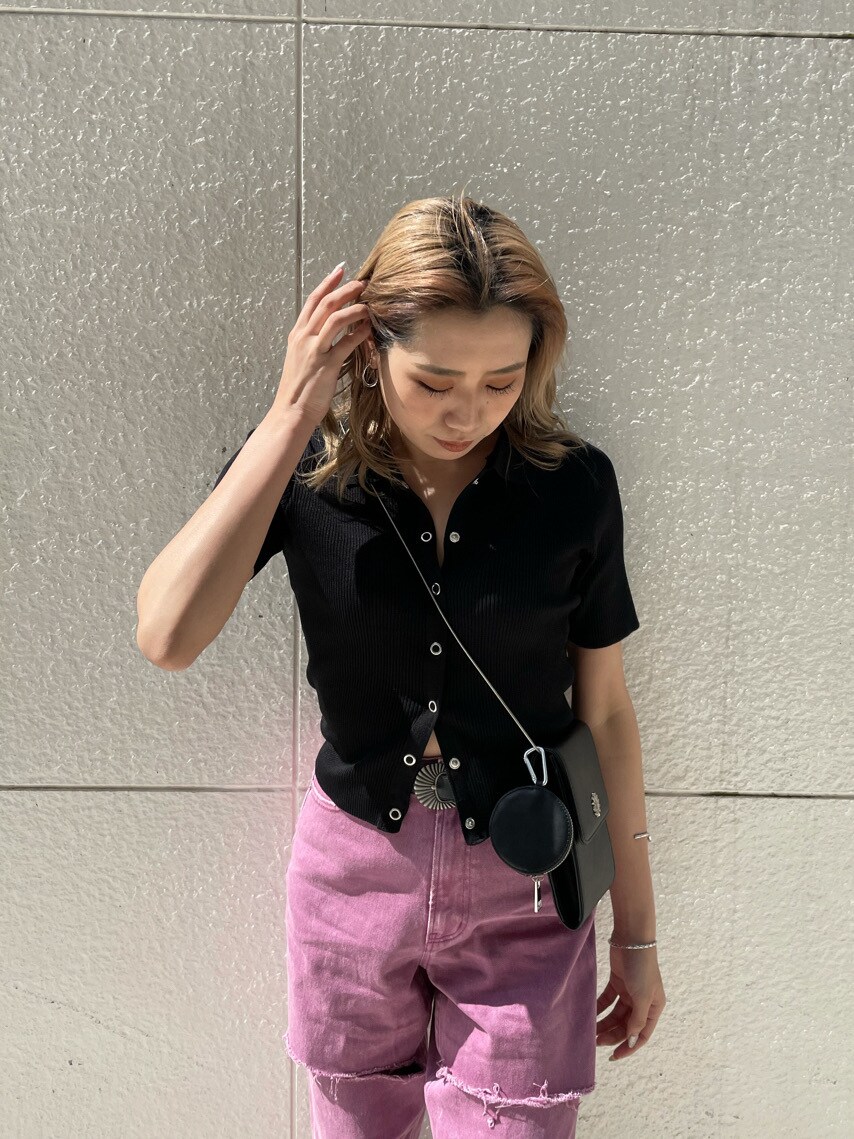 ブラック系のサンダル、パープル系のデニムパンツ、ブラック系のTシャツ/カットソーを着用したレディースの春コーディネートの3枚目の写真