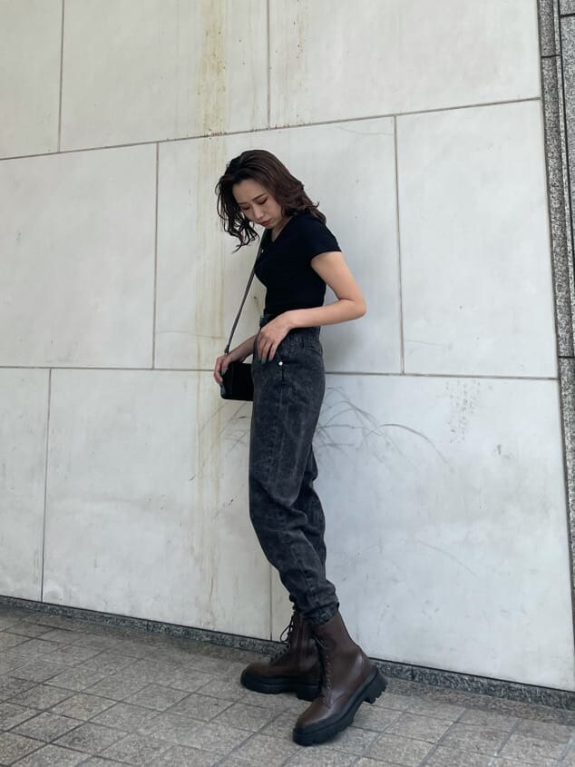 ブラック系のTシャツ/カットソー、ブラウン系のブーツ、ブラック系のデニムパンツを着用したレディースの夏コーディネートの2枚目の写真
