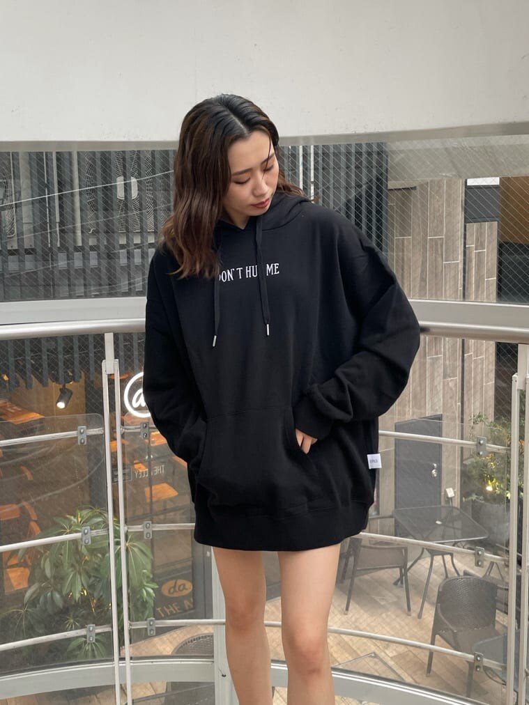 その他のブーツ、ブラック系のパーカーを着用したレディースの夏コーディネートの9枚目の写真