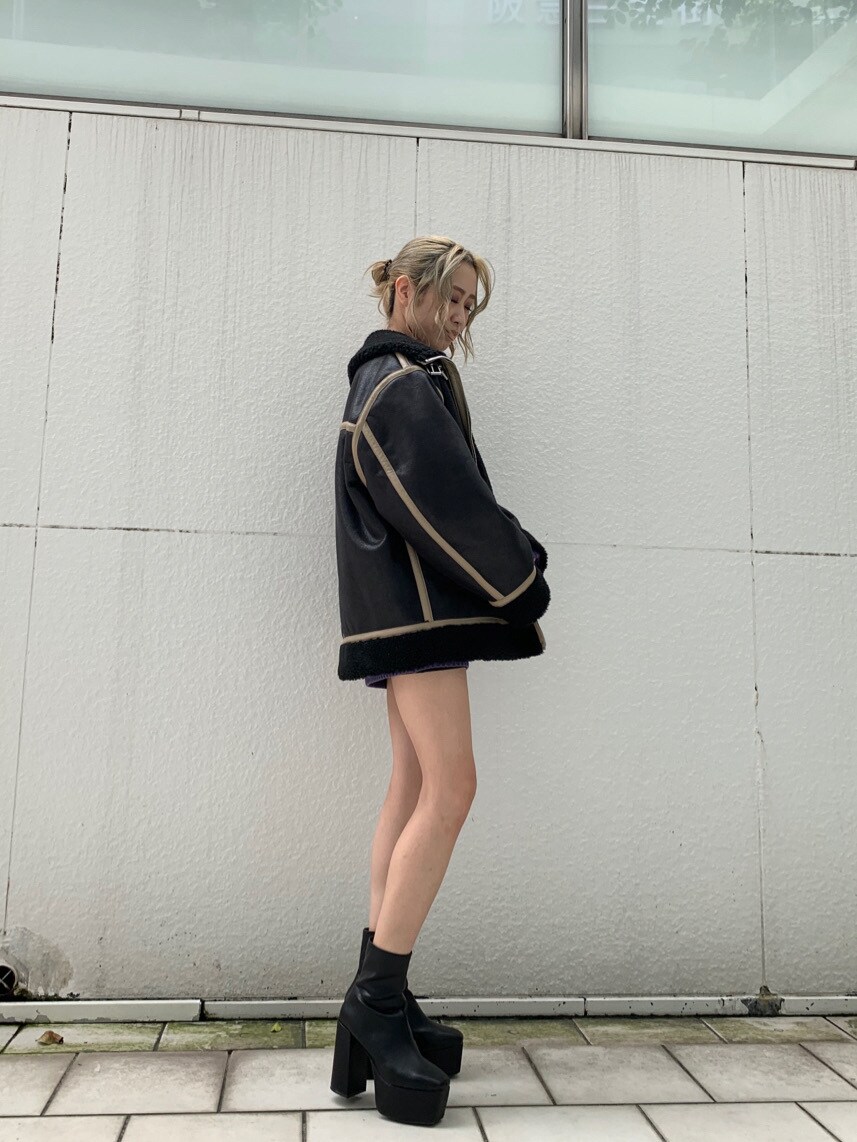 パープル系のニット/セーターを着用したレディースの秋コーディネートの6枚目の写真