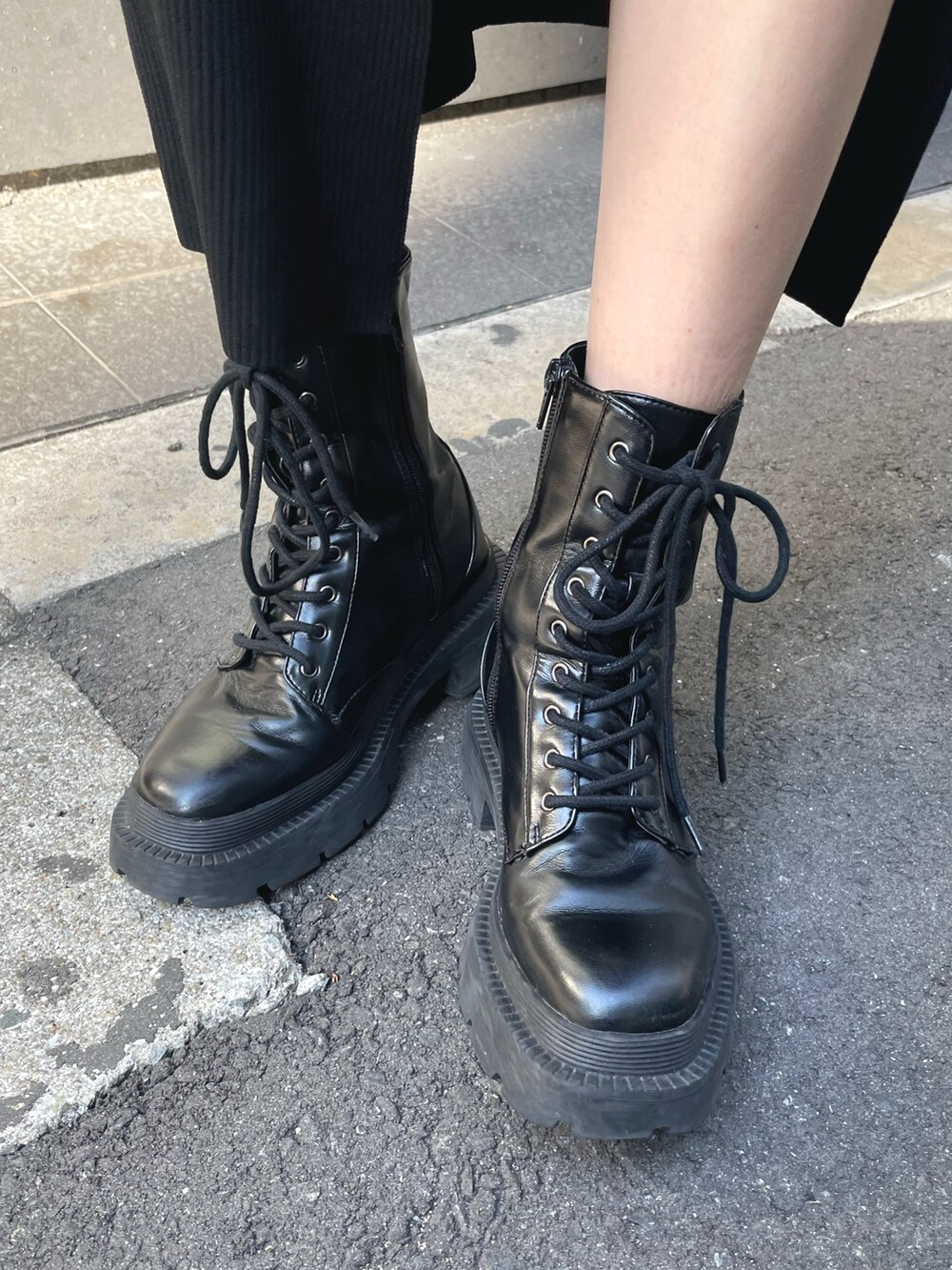 ブラック系のパーカー、ブラック系のショルダーバッグ、ブラック系のワンピースを着用したレディースの冬コーディネートの7枚目の写真